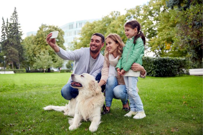 familia-con-su-perro-en-el-parque